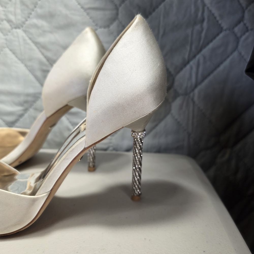 BADGLEY MISCHKA Women's Nude Satin Blanca Rhinestone Ankle-Strap Pumps SZ 10 - Picture 4 of 14
